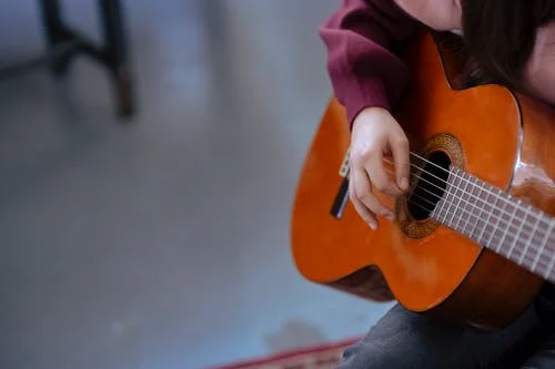 裘海正《爱我的人和我爱的人吉他谱》-C调-大伟吉他教室